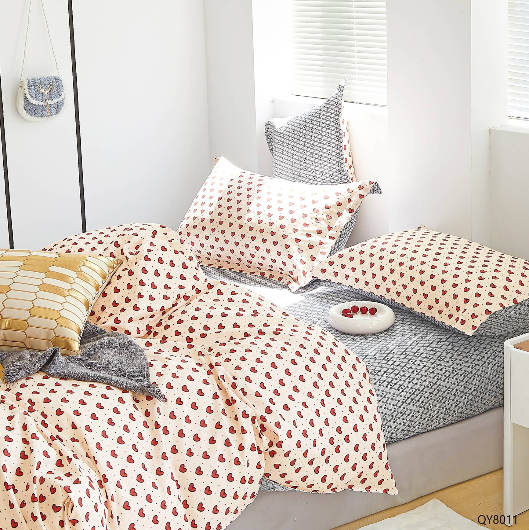 Lenjerie pat dublu, 100% bumbac percal, elastic, 4 piese, model alb cu buline rosii si carouri gri | Primavara