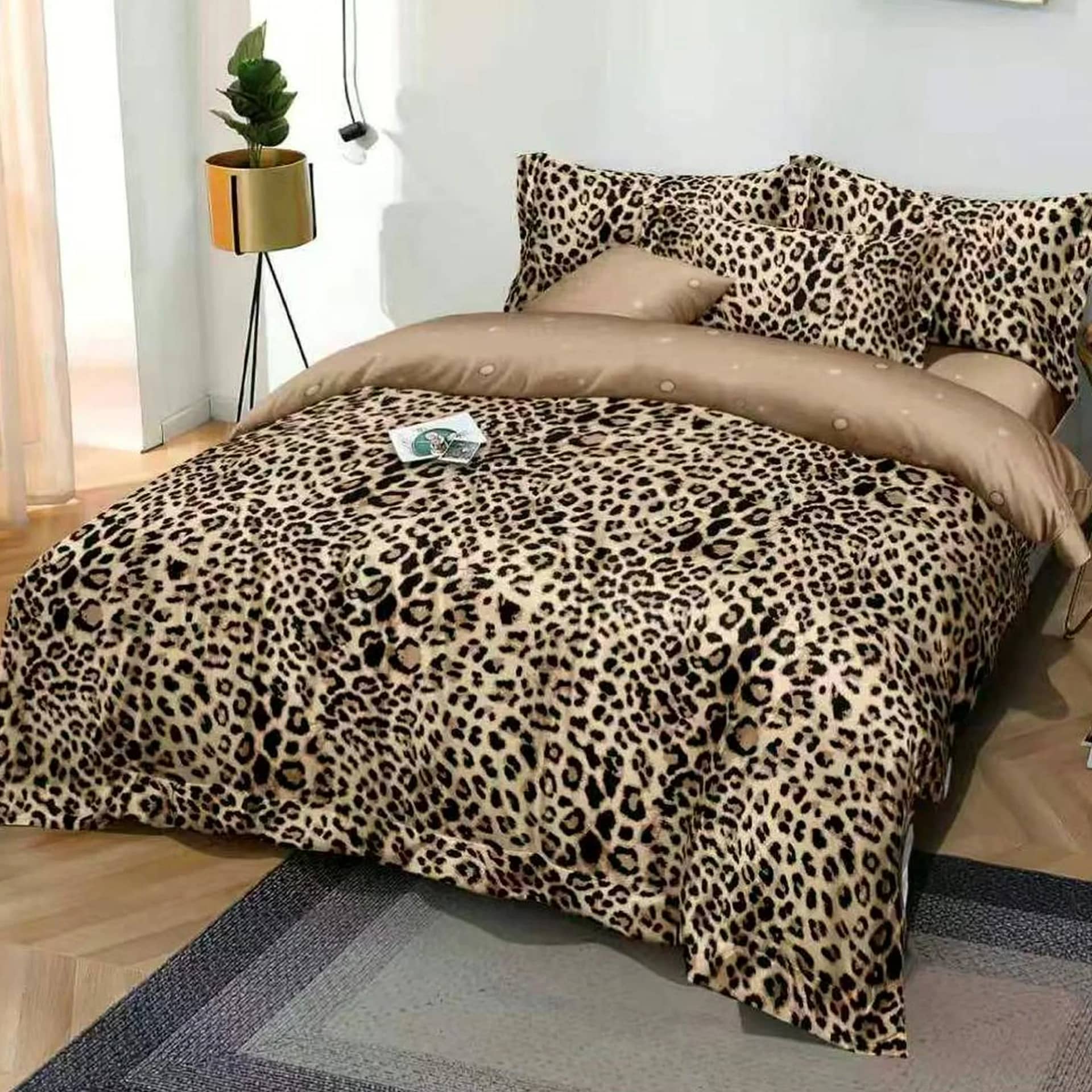Lenjerie de pat dublu (180x200cm) cu elastic, finet gros 6 piese, model leopard bej-maro