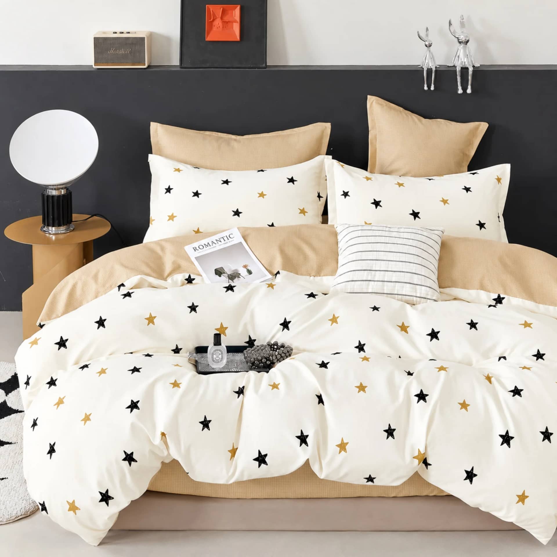 Lenjerie de pat dublu (180x200cm) cu elastic, finet gros 6 piese, model stele negre-ocru