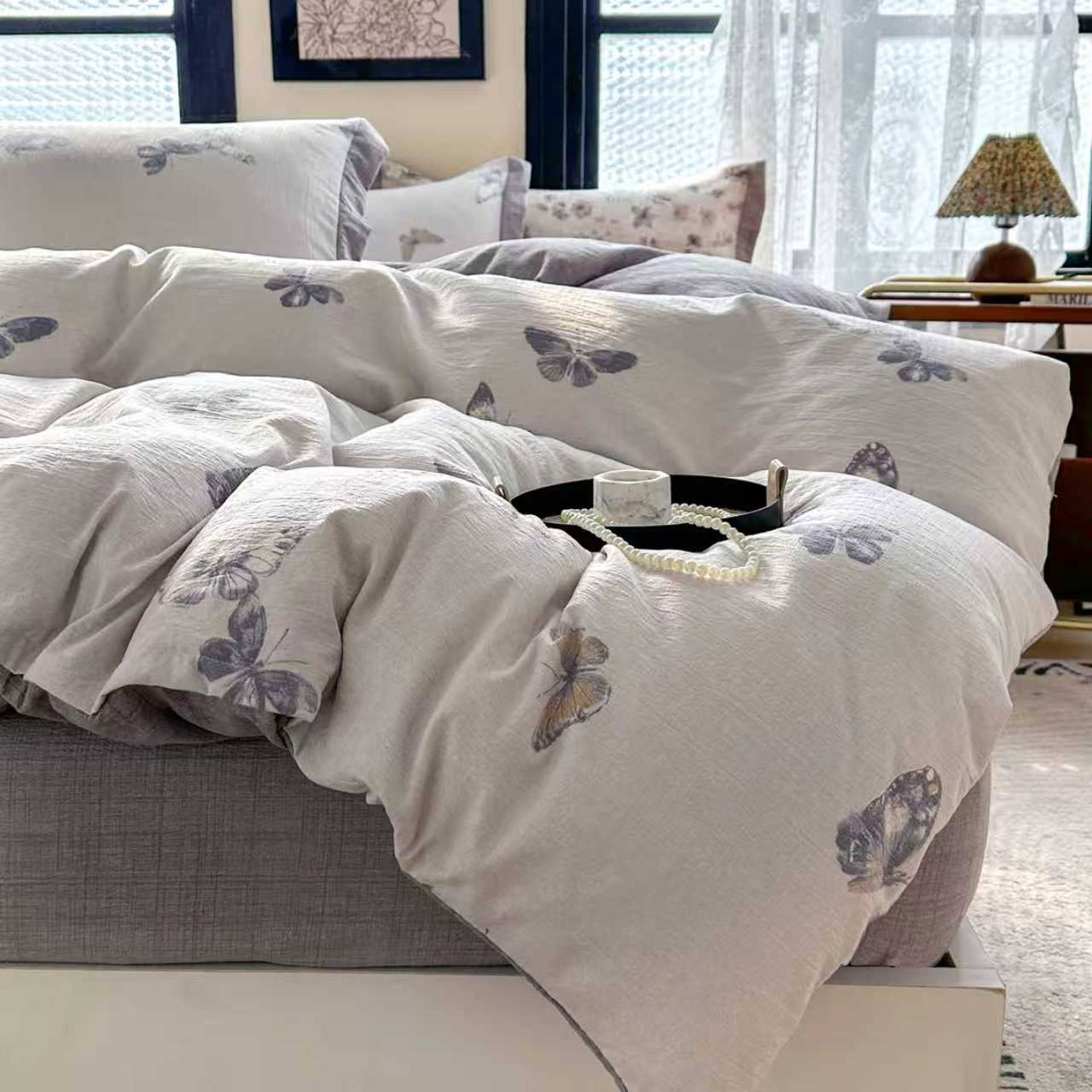 COLORFUL HOME® · Lenjerie de pat dublu (180x200cm) cu elastic, 4 piese, efect de in și bumbac, model fluturi gri-lila