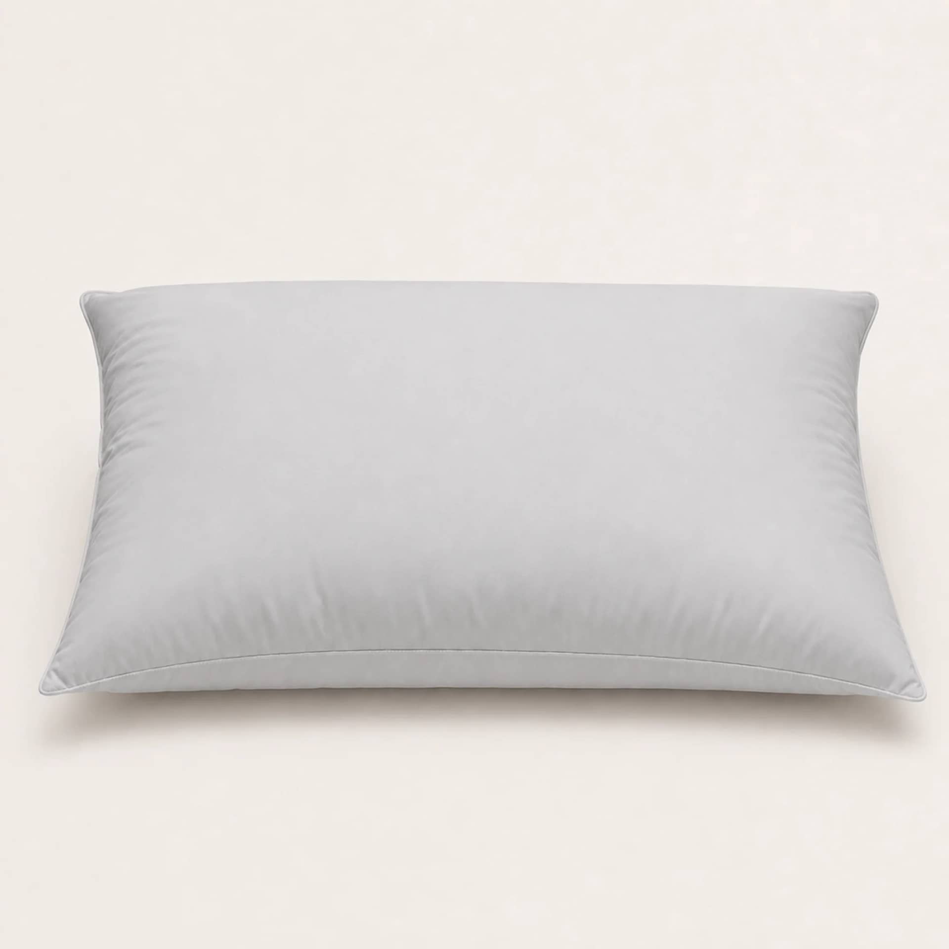 Pernă cu umplutură tip puf, model uni gri-deschis, 48 × 74 cm