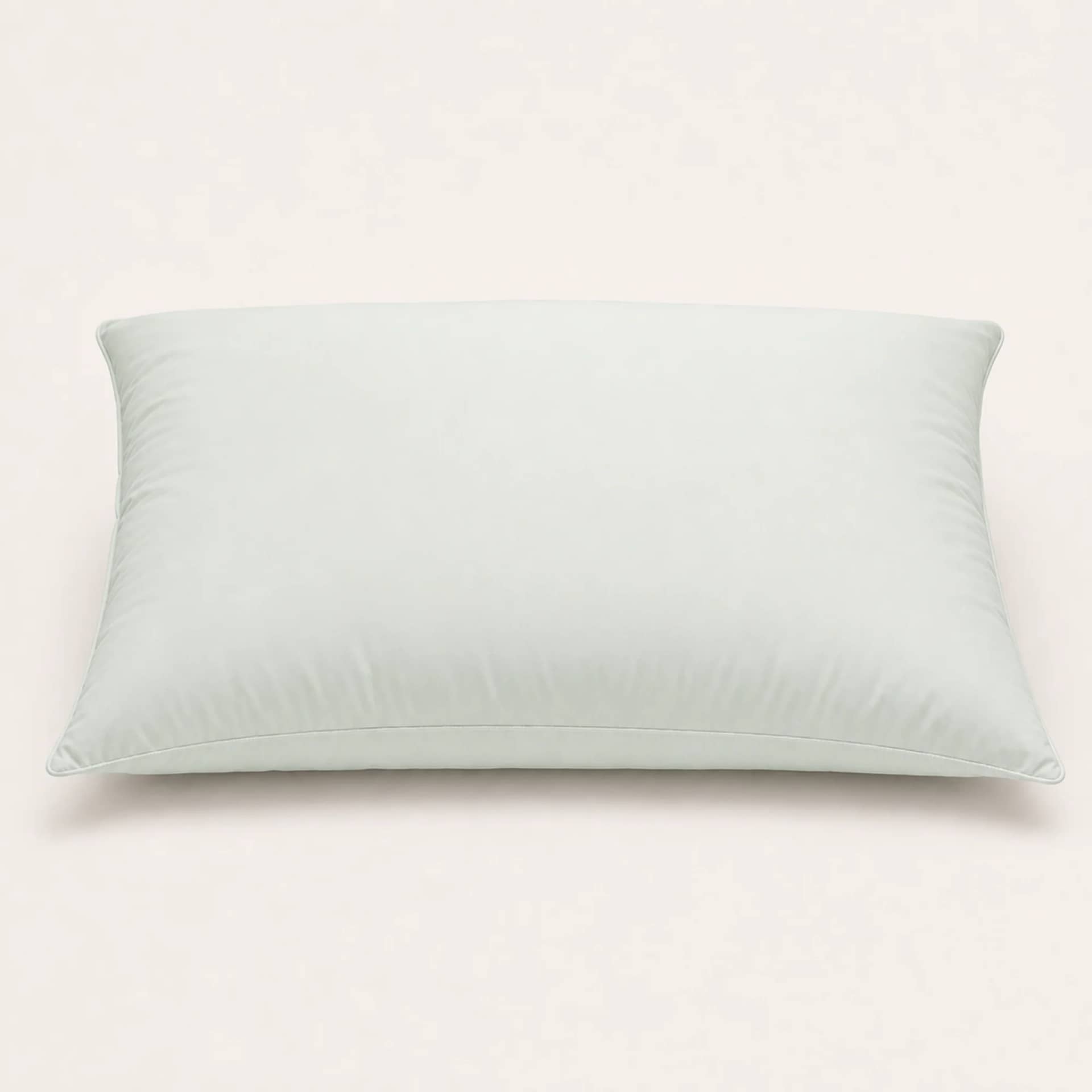 Pernă cu umplutură tip puf, model uni verde-deschis, 48 × 74 cm