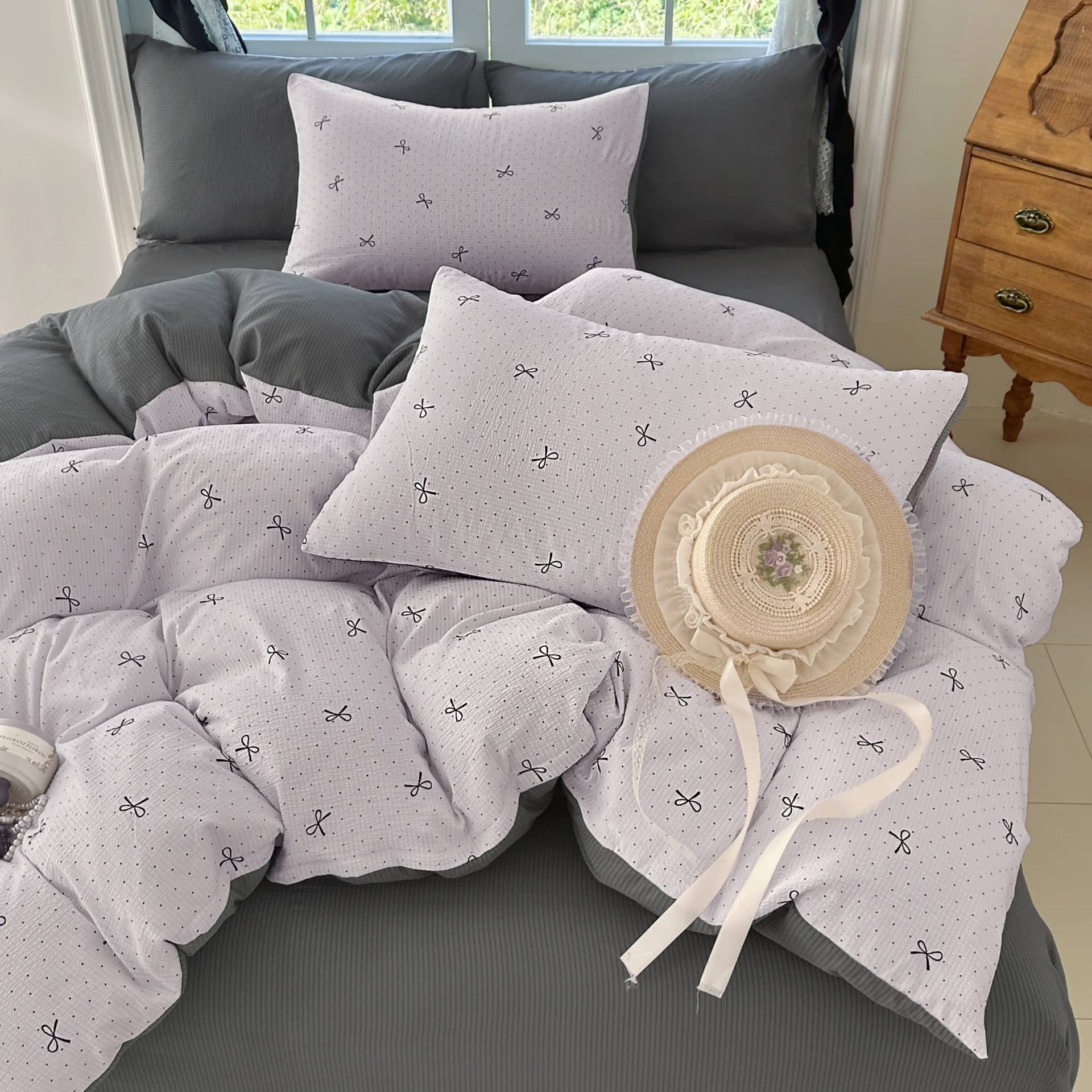 COLORFUL HOME® · Lenjerie de pat dublu (180x200cm) cu elastic, 4 piese, ușoară, moale și respirabilă, model lila cu desen liniar cu funde negre